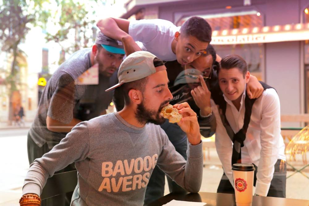 Bavoog Avers - Artysta, teksty piosenek, lyrics - teksciki.pl