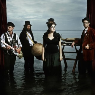 Katie Noonan and the Captains - Artysta, teksty piosenek, lyrics - teksciki.pl