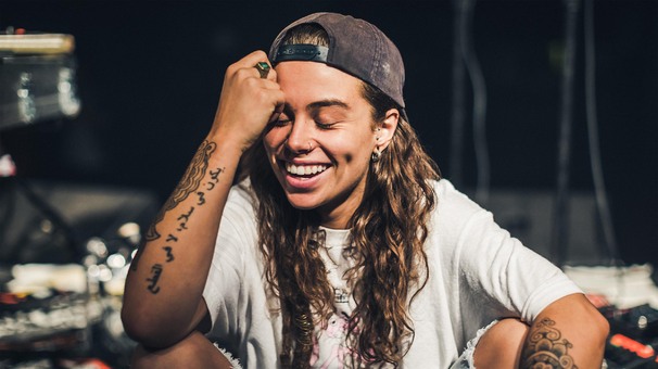 Tash Sultana - Artysta, teksty piosenek, lyrics - teksciki.pl