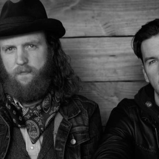 Brothers Osborne - Stay A Little Longer - Tekst piosenki, lyrics - teksciki.pl