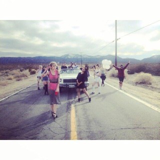 Dev - Parade - Tekst piosenki, lyrics - teksciki.pl