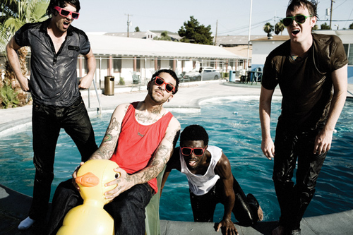 Gym Class Heroes - Faces in the Hall - Tekst piosenki, lyrics - teksciki.pl