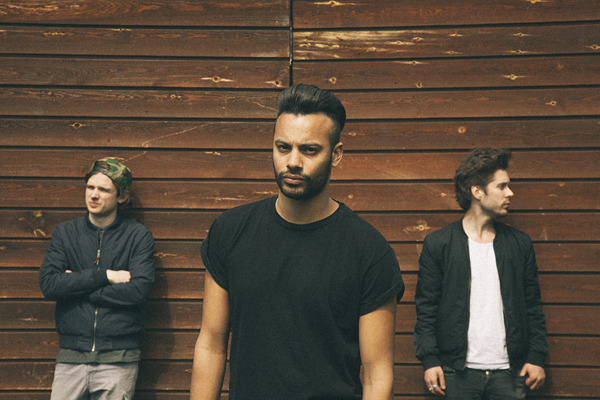 I See MONSTAS - Holdin' On (Skrillex & Nero Remix) - Tekst piosenki, lyrics - teksciki.pl