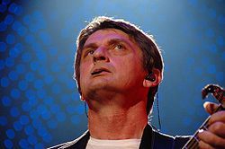 Mike Oldfield - Family Man - Tekst piosenki, lyrics - teksciki.pl