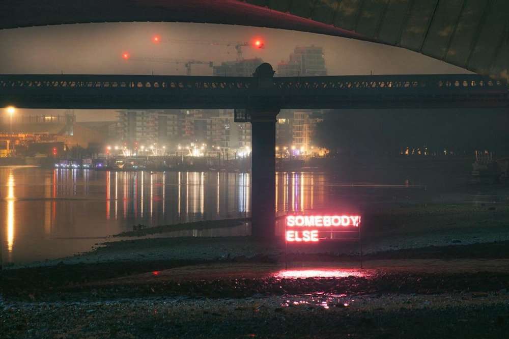 The 1975 - Somebody Else - Tekst piosenki, lyrics - teksciki.pl