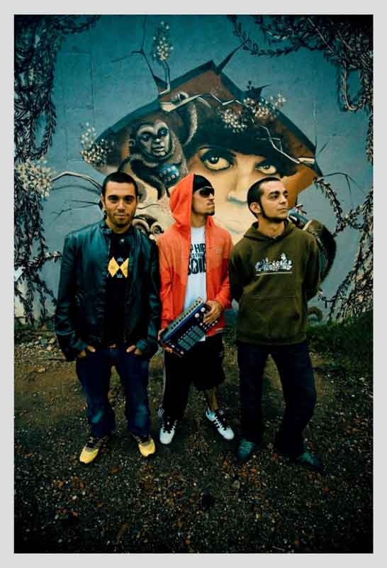 Tr3s Monos - Pasen y vean - Tekst piosenki, lyrics - teksciki.pl